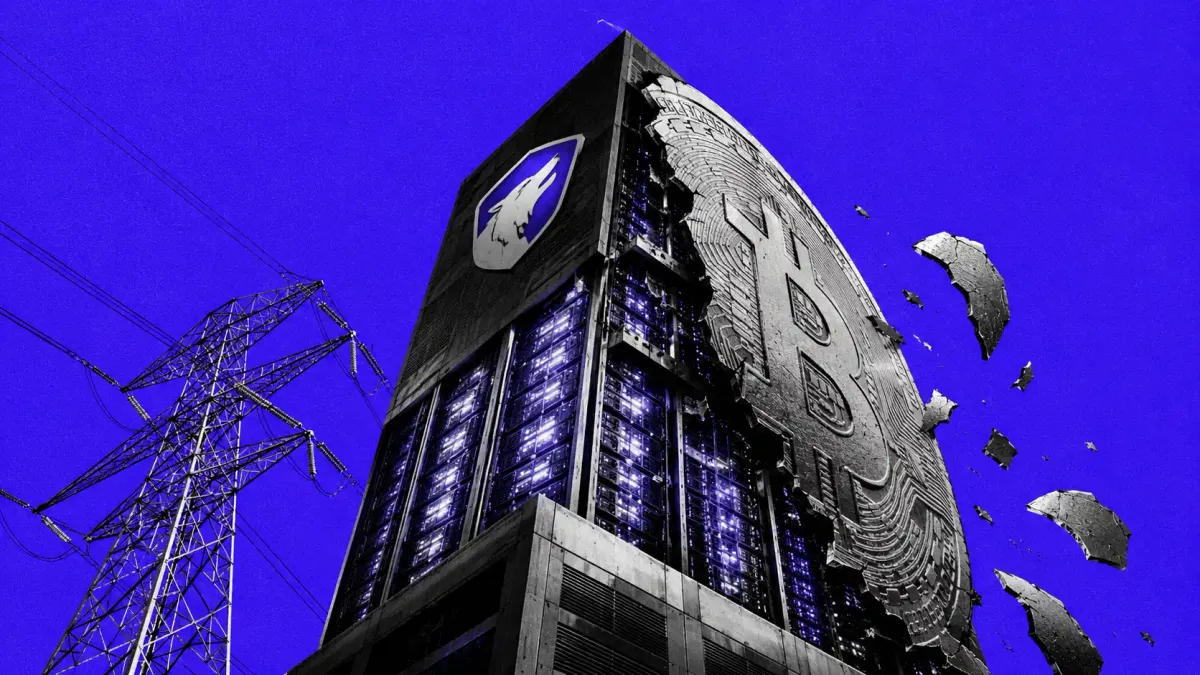 Colossale torre di data center con rack luminosi alimentata da un enorme traliccio elettrico, mentre una facciata a moneta bitcoin si stacca rivelando i server.