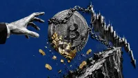 Grande moneta Bitcoin incatenata a un grafico a candele che precipita, entrambi in caduta, mentre una maschera dorata da oro digitale le scivola via dal volto, su campo blu ardesia