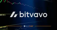 Solido portale regolamentato a forma di varco-caveau dove una mano inserisce monete in euro e riceve monete crypto luminose, con uno scudo a marchio di conformità.