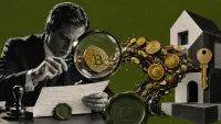 Casa stilizzata dorata con chiave, raggiunta da monete Bitcoin che passano attraverso un sigillo notarile e una lente di verifica con simbolo dell'euro, su campo verde oliva