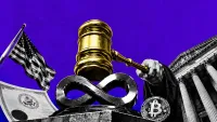Bilancia della giustizia dorata scolpita che pesa un simbolo di infinito contro una moneta Bitcoin, facciata di tribunale e bandiera USA sullo sfondo