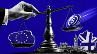 Bilancia con un piatto più leggero e una moneta stablecoin che scivola verso il lato britannico, accanto a un cerchio di stelle UE, divergenza regolatoria UK MiCA
