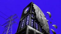 Colossale torre di data center con rack luminosi alimentata da un enorme traliccio elettrico, mentre una facciata a moneta bitcoin si stacca rivelando i server.